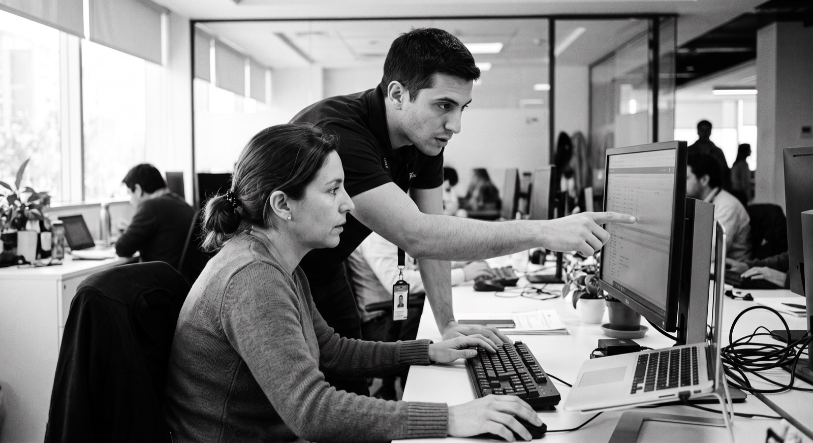 Dos personas revisando juntas una pantalla en una oficina
